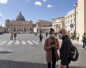 Turistas pasean por Roma con máscaras por la epidemia de coronavirus