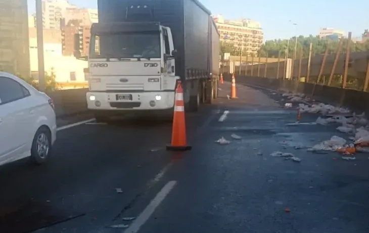 Volcó un camión en la autopista Buenos Aires-La Plata: hay demoras
