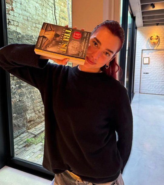 Dua Lipa recomendó un libro del escritor argentino Hernán Díaz