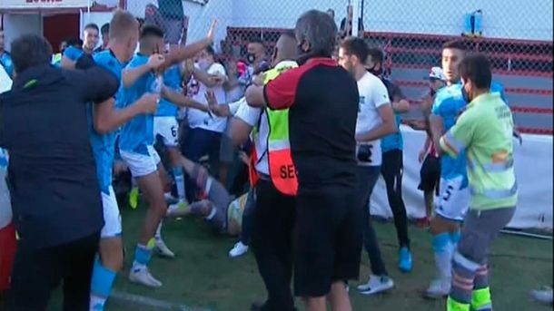 Escándalo al ritmo de Color esperanza: los jugadores de Barracas y Belgrano de Córdoba terminaron a las trompadas