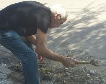 Miguel Caminoti se puso a arreglar la calle de su casa sólo