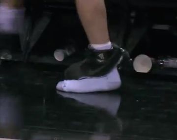 A Manu Ginóbili le explotó la zapatilla y siguió jugando