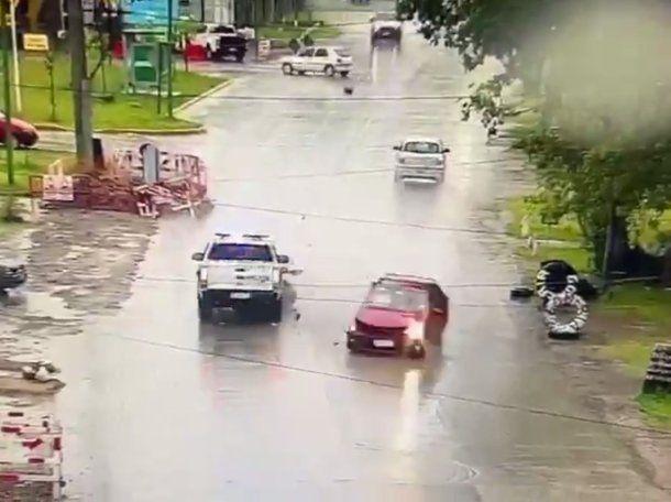 Ensenada: un adolescente de 16 años robó un auto y en la huida chocó contra un patrullero Ensenada: un adolescente de 16 años robó un auto y en la huida chocó contra un patrullero
