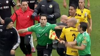 Invasión de cancha en comunicaciones vs riestra Invasión de cancha en comunicaciones vs riestra