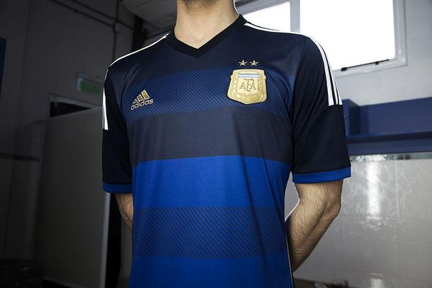 Presentaron la nueva camiseta alternativa de la Selección para el Mundial
