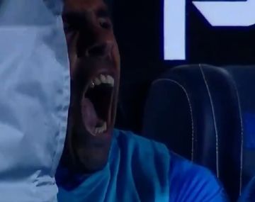 ¿Se aburrió o durmió mal? El bostezo de Tevez en el banco de Boca durante la Supercopa Argentina