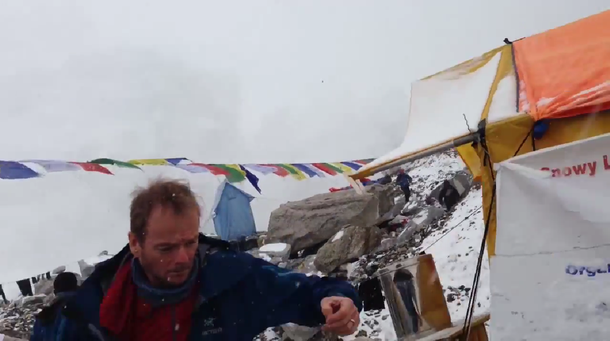 Graban una avalancha en el Everest y tuvieron que correr para salvar su vida