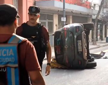 Mañana de choques en Capital: conductor resultó herido tras un vuelco en Recoleta