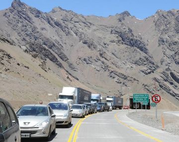 Largas colas en el paso fronterizo para ingresar a Chile.