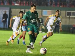 con dos goles de su arquero, el rosario central de carlos tevez goleo 3-0 a arsenal con dos goles de su arquero, el rosario central de carlos tevez goleo 3-0 a arsenal