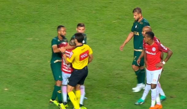 La insólita expulsión de DAlessandro en Brasil: ¡cabeceó al árbitro!