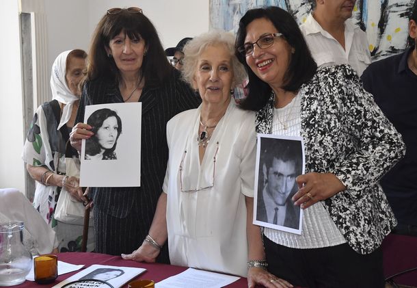 Estela de Carlotto con las tías de la nieta 127