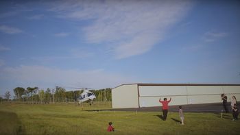 video: el padre le saco un diente de leche a su hijo con un helicoptero video: el padre le saco un diente de leche a su hijo con un helicoptero