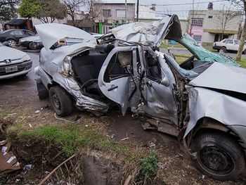 Chocó su contra una columna y murió una nena que llevaba en el auto