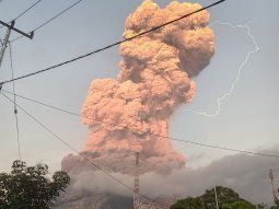 Fotos y videos de la tremenda erupción volcánica en Indonesia