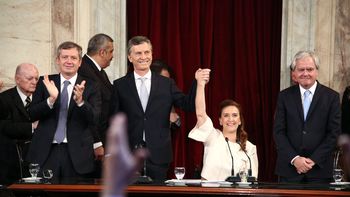 juro mauricio macri y es el nuevo presidente de los argentinos juro mauricio macri y es el nuevo presidente de los argentinos