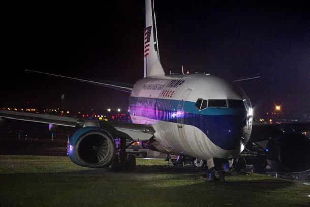 Avion de Mike Pence vice de Donald Trump despistándose en el  aeropuerto LaGuardia 