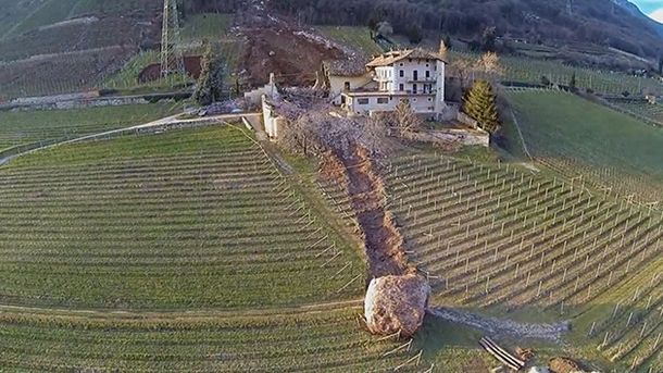 Mirá el video de las rocas que pasaron por encima de una casa de campo