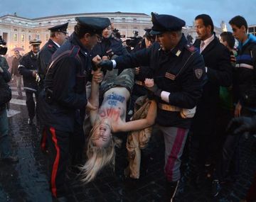Una mujer se desnudó en la Plaza San Pedro durante el cónclave