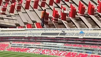 La FIFA ha ordenado retirar los asientos con publicidad de Banorte en el estadio, ya que este tipo de anuncios no está permitido dentro de las normas del organismo durante sus competencias oficiales. La FIFA ha ordenado retirar los asientos con publicidad de Banorte en el estadio, ya que este tipo de anuncios no está permitido dentro de las normas del organismo durante sus competencias oficiales.
