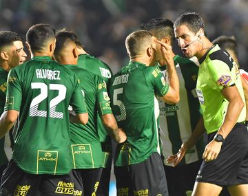 Paran a la dupla del VAR por el penal para River contra Banfield