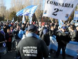 un sector de la policia provincial se acuartelo por razones salariales un sector de la policia provincial se acuartelo por razones salariales