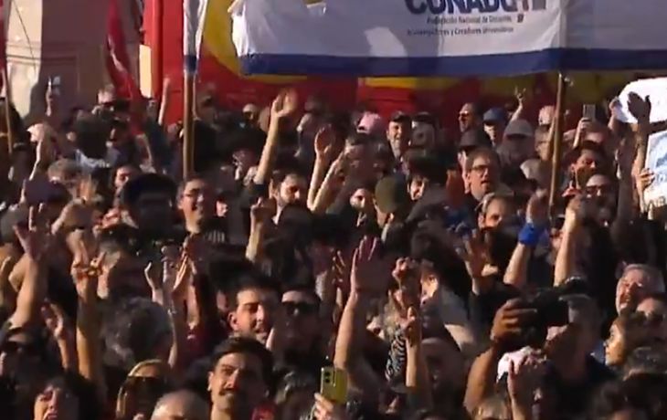 Así fue el emotivo festejo en la Marcha Universitaria tras el rechazo de Diputados a los vetos de Javier Milei
