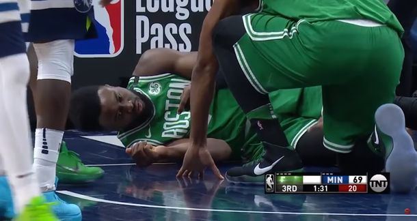 Horror en la NBA: un jugador casi se desnuca luego de una volcada