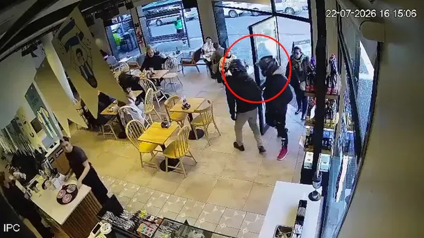 Dos de los cuatro delincuentes entraron al local armados y con los cascos puestos Dos de los cuatro delincuentes entraron al local armados y con los cascos puestos
