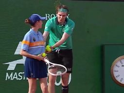 Bublik le dio la raqueta a una alcanzapelotas para que juegue un punto