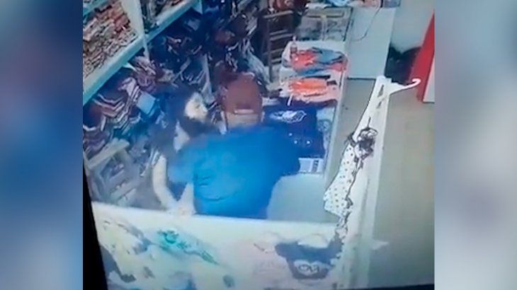 Así golpea un ladrón a una embarazada para robarle en Villa Gobernador Galvez