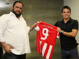 javier saviola poso con la camiseta del olympiacos griego javier saviola poso con la camiseta del olympiacos griego