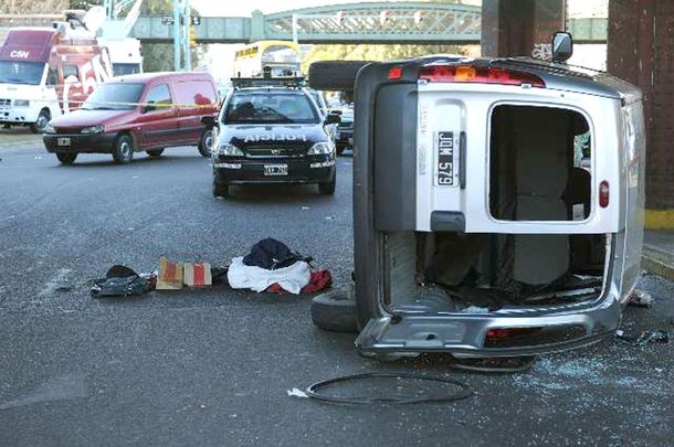Tiroteo y vuelco en Palermo: dos jóvenes delincuentes heridos