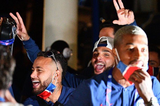 Neymar festejando con un tema del Dipy