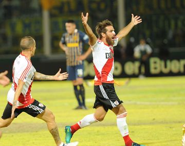 Leonardo Ponzio celebra junto a Andrés Dalessandro