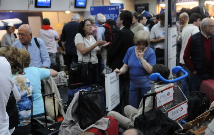 Aerolíneas Argentinas denuncia a los maleteros por las demoras de vuelos en Ezeiza