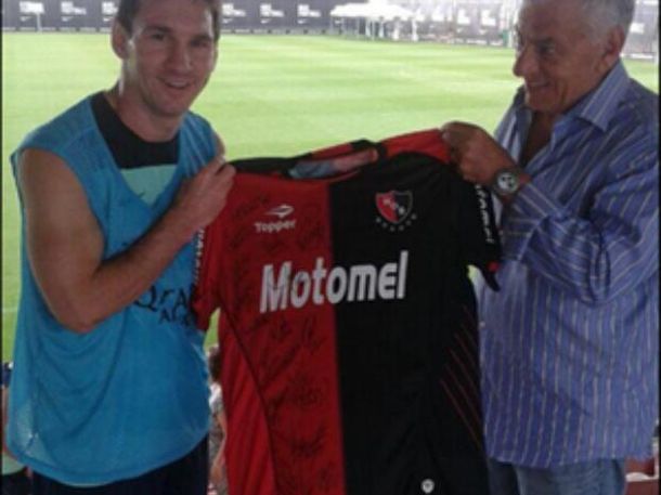 Messi recibió una camiseta de Newells firmada por el plantel
