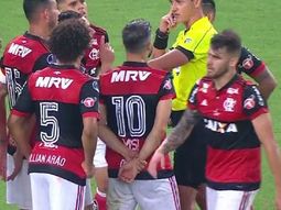 Los jugadores del Flamengo protestan tras el penal para Independiente