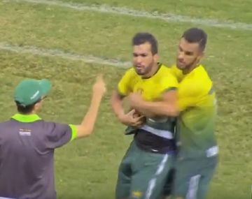Un jugador fue reemplazado y le quiso pegar al DT