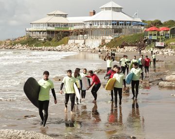 El deporte de moda: el boom del surf y los viajes para aprender