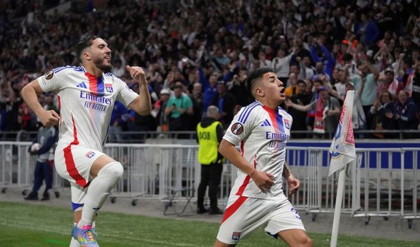 Con un gol de Almada, Lyon empató 2-2 ante el Manchester United por cuartos de la Europa League