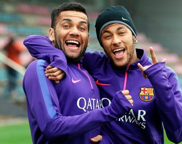 Dani Alves y Neymar, ex compa&ntilde;eros en el Barcelona de Lionel Messi y Luis Su&aacute;rez