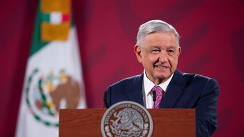 Se le retiran los fueros al alcalde de la Ciudad de México, Andrés Manuel López Obrador, en 2005. Se le retiran los fueros al alcalde de la Ciudad de México, Andrés Manuel López Obrador, en 2005.