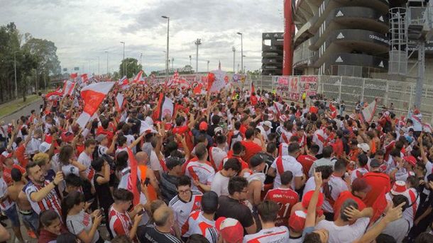 Una avioneta sobrevoló Buenos Aires con los relatos de goles de River en el Santiago Bernabéu