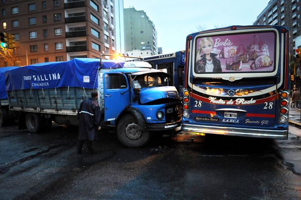 Insólito triple choque entre dos colectivos y un camión en San Telmo