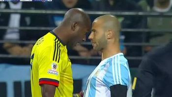 mascherano en la cara de un colombiano: ¿que te pasa? mascherano en la cara de un colombiano: ¿que te pasa?
