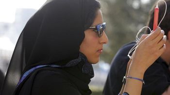 la multaron y la deportaron por revisar el celular de su esposo la multaron y la deportaron por revisar el celular de su esposo