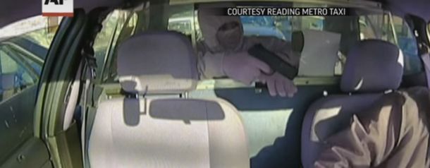 VIDEO: Le robaba a un taxista, pero un policía se dio cuenta y lo capturó