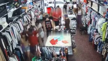 video: violento robo a mano armada en un local de indumentaria en san fernando video: violento robo a mano armada en un local de indumentaria en san fernando