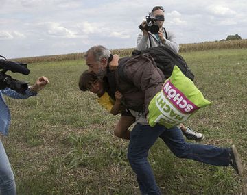 Un club de fútbol contrató al refugiado al que le pusieron esta zancadilla
